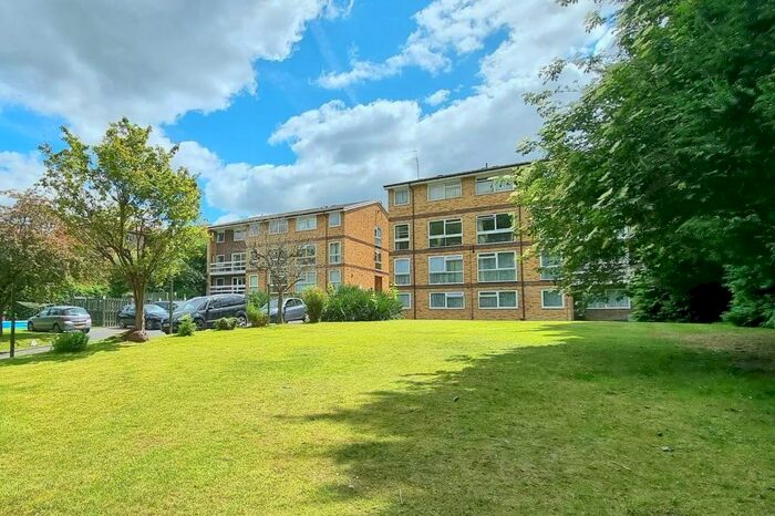 2 Bedroom Flat To Rent In Bedroom First Floor Flat In Caterham Valley, CR3