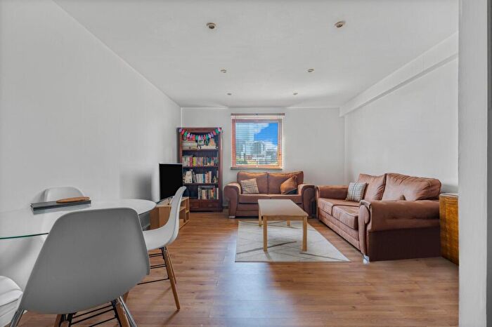 3 Bedroom Flat To Rent In Gaselee Street, Isle Of Dogs, E14