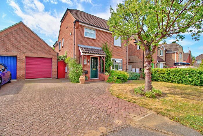 4 Bedroom Detached House For Sale In Sundew Close, Keephatch Park, Wokingham, RG40