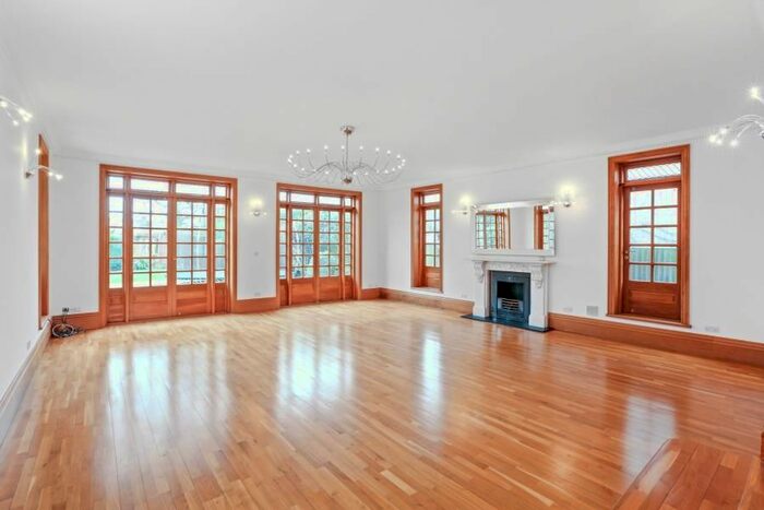 7 Bedroom Property To Rent In Hendon Avenue, Finchley, N3