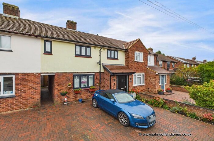 3 Bedroom Property For Sale In Fairway, Chertsey, KT16