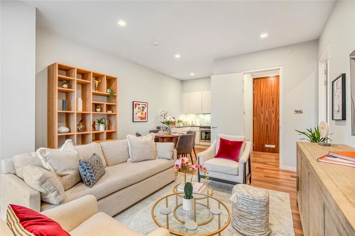 2 Bedroom Flat To Rent In Market Place, London, W1W