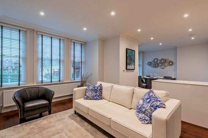 3 Bedroom Flat To Rent In Hamlet Gardens, London, W6