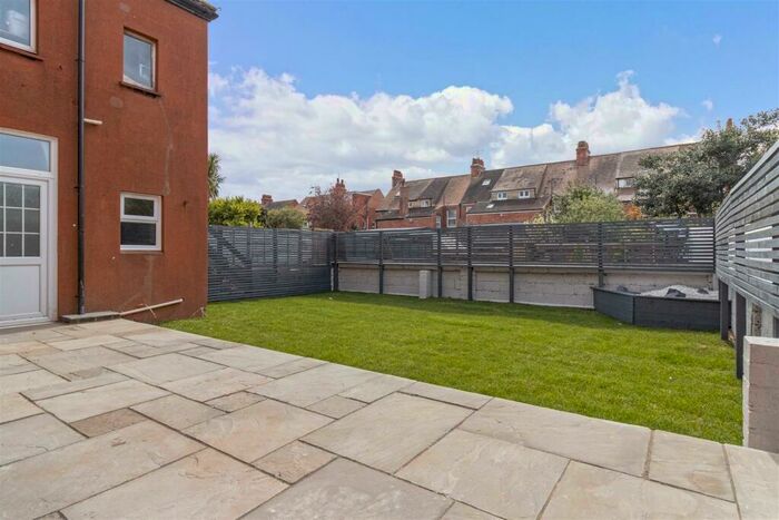 3 Bedroom Flat To Rent In Westbourne Avenue, Worthing, BN14