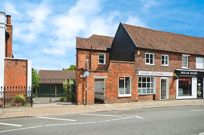 2 Bedroom Flat For Sale In High Street, Kings Langley, WD4