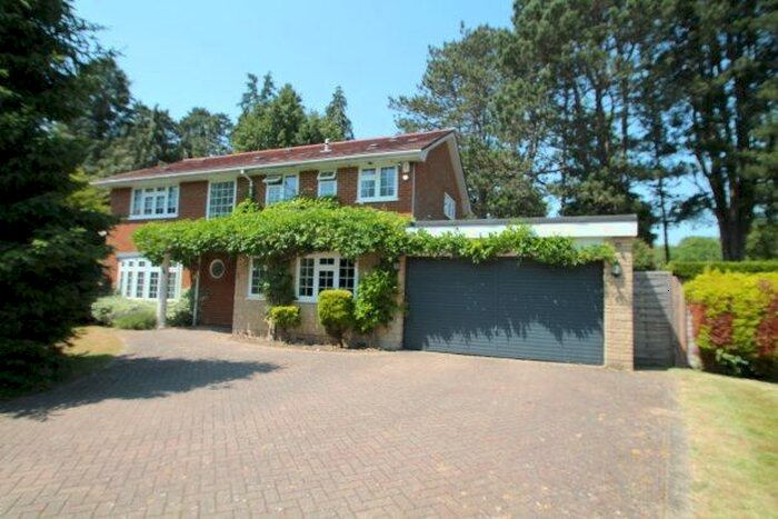 4 Bedroom Detached House To Rent In Highwood Close, Surrey, CR8