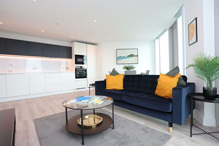 2 Bedroom Apartment To Rent In Thr, M15