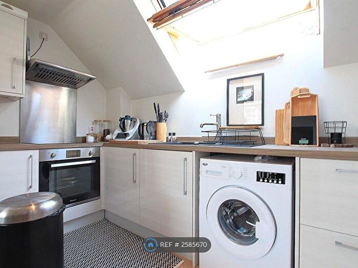 2 Bedroom Maisonette To Rent In Avondale Gardens, Hounslow, TW4