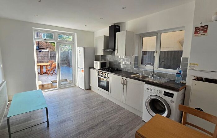 2 Bedroom Flat To Rent In Chapter Road, London, NW2