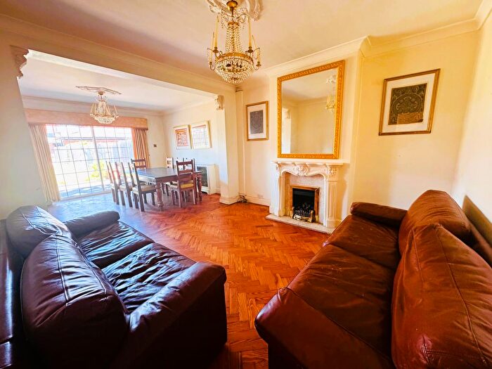 4 Bedroom Semi Detached House To Rent In Hounslow, TW5