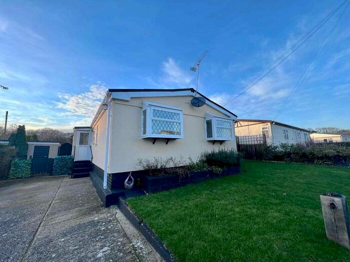 2 Bedroom Mobile/park Home For Sale In Wyatts Covert, Denham, Uxbridge, UB9