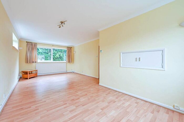 3 Bedroom Flat For Sale In Levylsdene, Merrow, Guildford, GU1