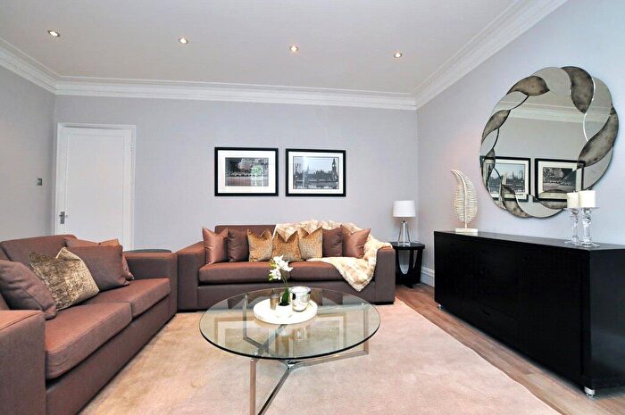 4 Bedroom Flat To Rent In Bracknell Gardens, Hampstead, NW3