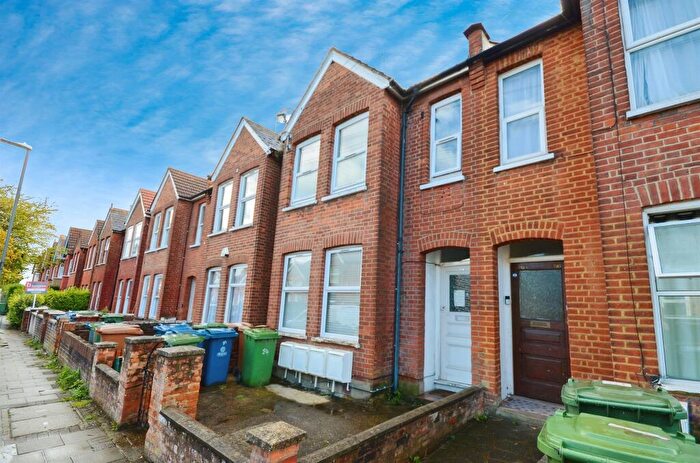 Studio For Sale In Rosslyn Crescent, Harrow, HA1