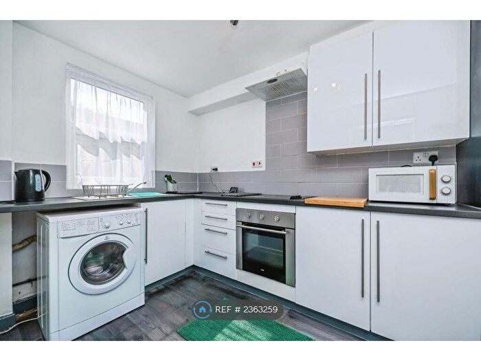 2 Bedroom Flat To Rent In Derwent Court, Nottingham, NG7