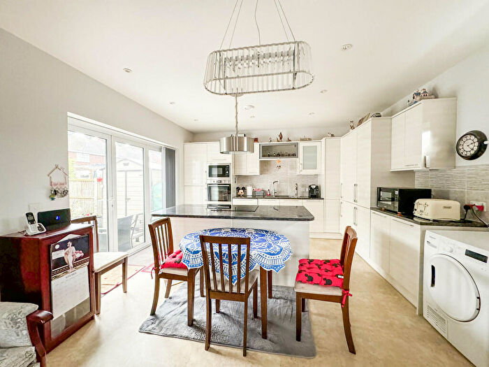 1 Bedroom Detached Bungalow For Sale In Wedgwood Way, Rochford, SS4
