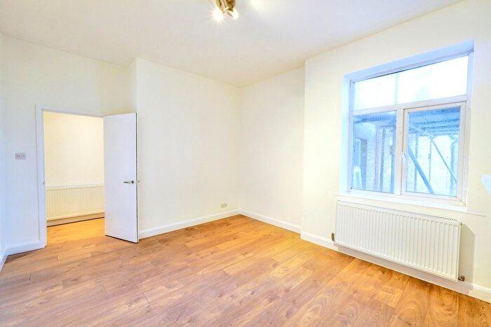 2 Bedroom Flat To Rent In Colney Hatch Lane, London, N10