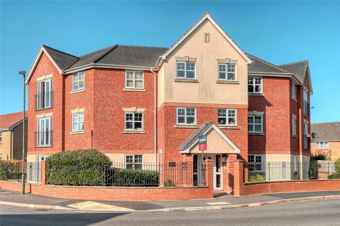 2 Bedroom Flat To Rent In Newton Square, Bromsgrove, Worcestershire, B60