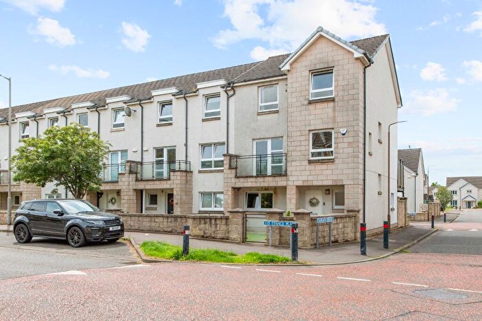 4 Bedroom Town House For Sale In Stance Place, Kinnaird Village, Falkirk, FK5