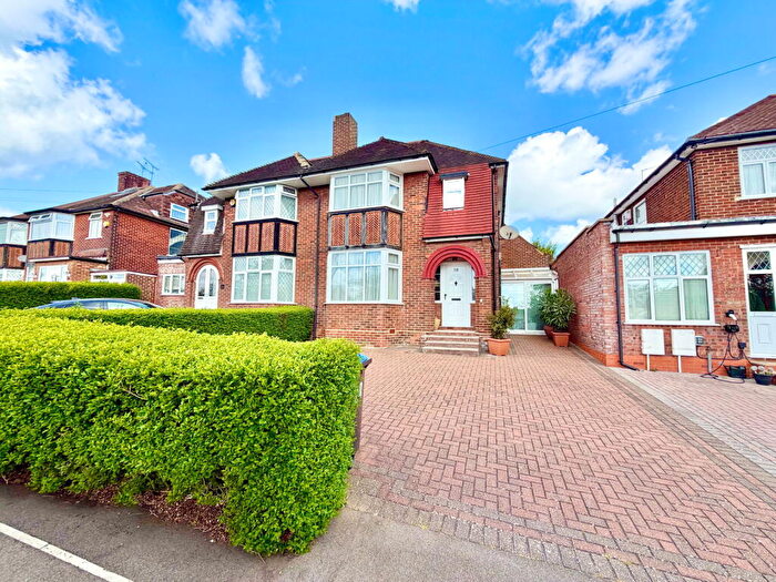 4 Bedroom Semi Detached House For Sale In Beverley Drive, Edgware, HA8