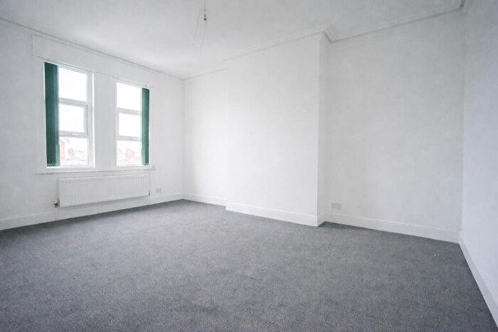 1 Bedroom Flat To Rent In Flat Kingsland Road, CH42