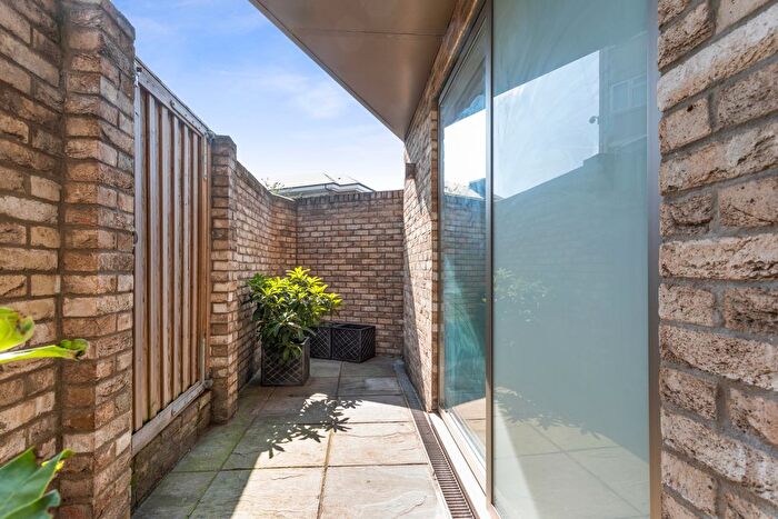 2 Bedroom Flat For Sale In Copenhagen Street, Islington, London, N1