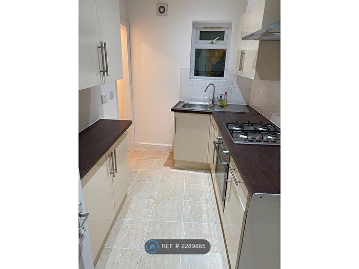 2 Bedroom Flat To Rent In Cavendish Road, London, SW12