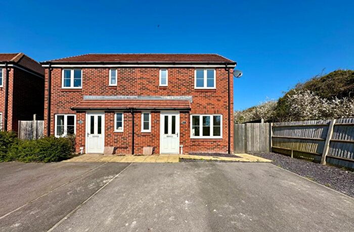 3 Bedroom Semi Detached House For Sale In Jordan Grove, Alton, Hampshire, GU34