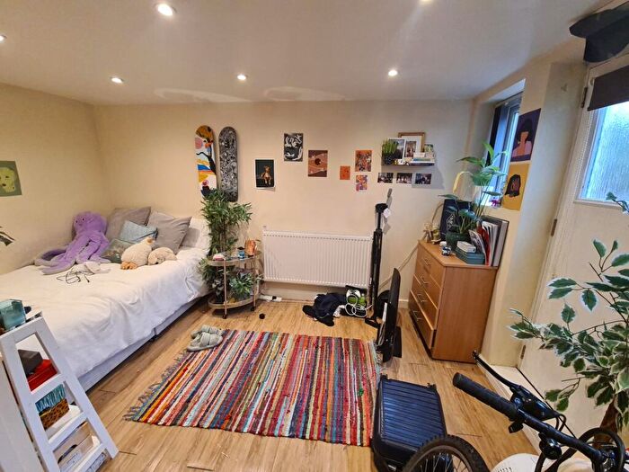 3 Bedroom House To Rent In Beechwood Row, Leeds, LS4