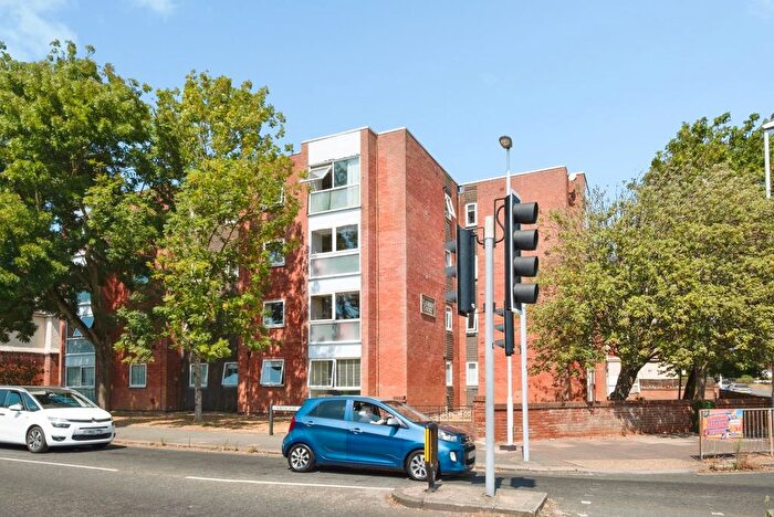 2 Bedroom Flat For Sale In Northcourt Road, Worthing, West Sussex, BN14