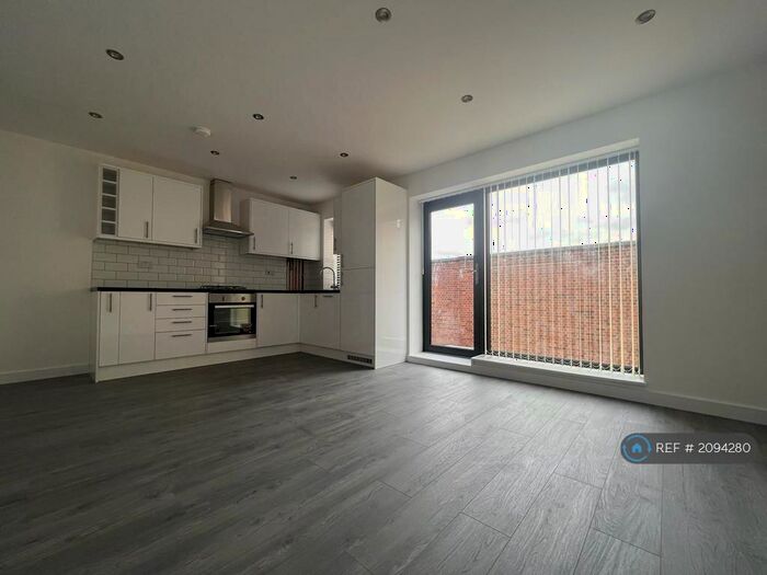 4 Bedroom Flat To Rent In Green Lanes, London, N4