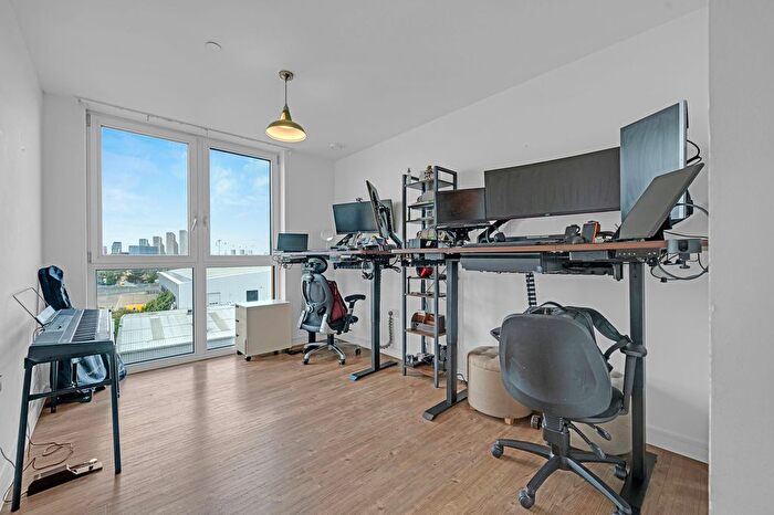 3 Bedroom Flat To Rent In Telegraph Avenue, Loop Court, SE10