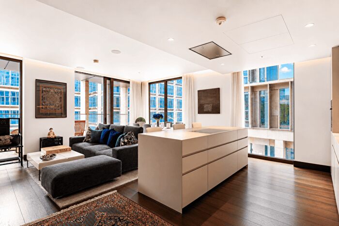 2 Bedroom Flat For Sale In Kings Gate Walk, Westminster, London, SW1E