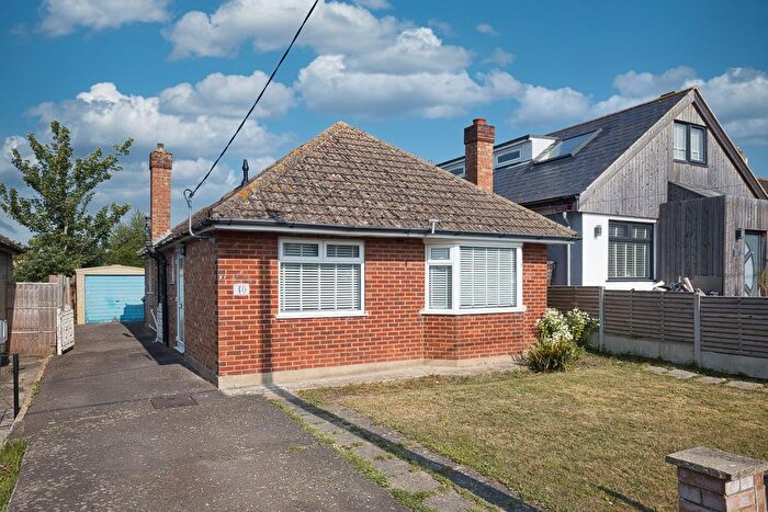 2 Bedroom Bungalow For Sale In Foads Hill, Cliffsend, Ramsgate, Kent, CT12