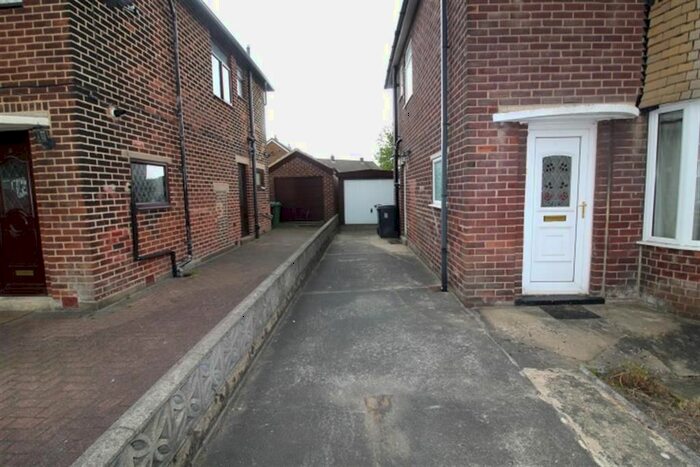 3 Bedroom Semi-Detached House To Rent In Chatsworth Road, Pudsey, Leeds, LS28