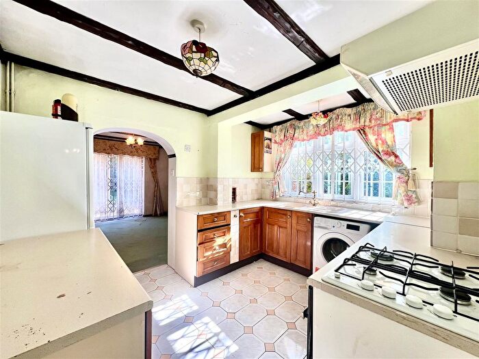 3 Bedroom End Terrace House For Sale In Hanworth Road, Hounslow, TW3