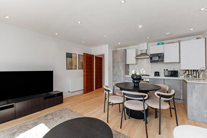 3 Bedroom Flat To Rent In Thurlow Park Road London, SE21