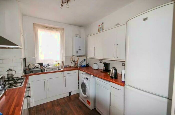 3 Bedroom Flat To Rent In Millpond Estate, West Lane, Bermondsey, Canada Water, London, SE16