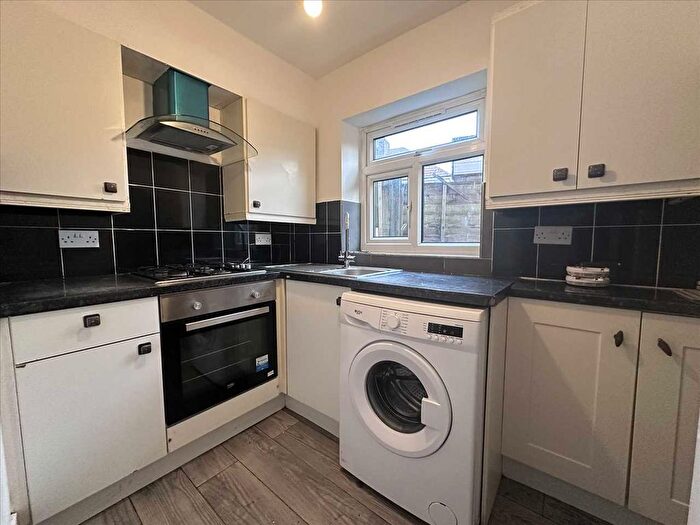 End Terrace House To Rent In Danemead Grove, Northolt, Northolt, UB5