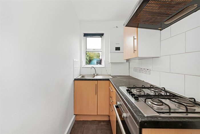 2 Bedroom Maisonette To Rent In Davidson Road, Croydon, CR0