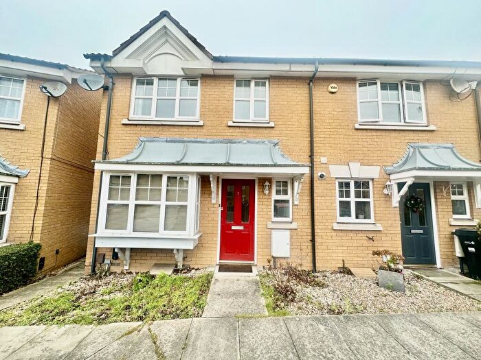 3 Bedroom House To Rent In Heathside Close, Newbury Park, IG6