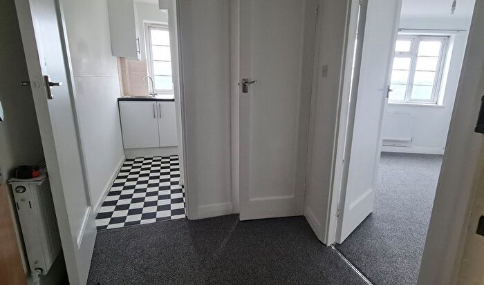1 Bedroom Flat To Rent In Ashford Court, Ashford Road, Cricklewood, NW2