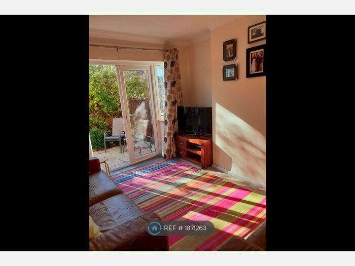 2 Bedroom Maisonette To Rent In Station Close, Brookmans Park, Hatfield, AL9