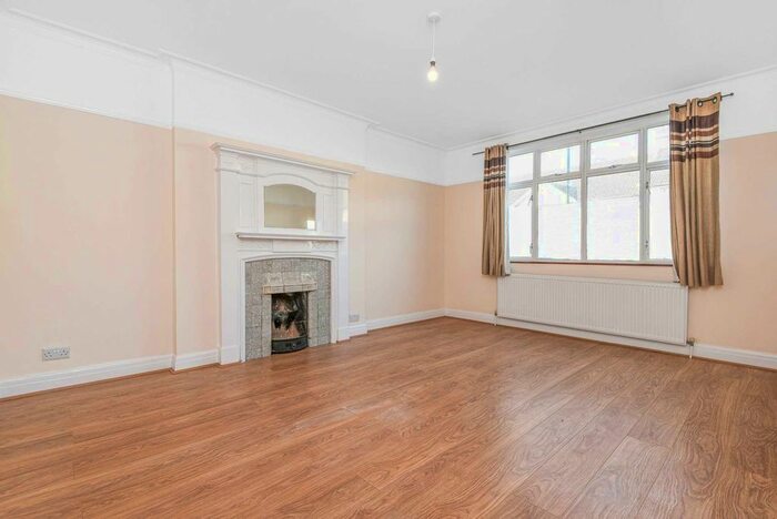 4 Bedroom Property To Rent In Conifer Gardens, Streatham Hill, SW16