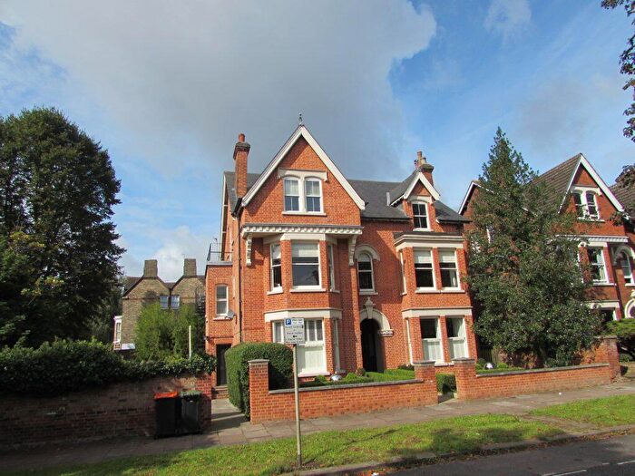 3 Bedroom Flat To Rent In Rothsay Road, MK40