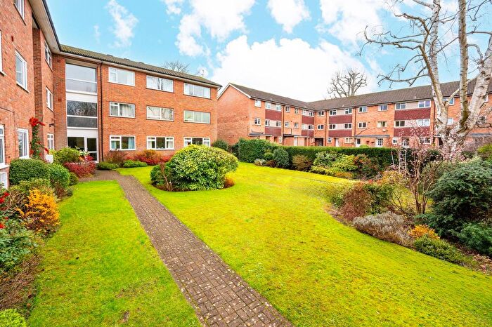 3 Bedroom Flat For Sale In Levylsdene, Merrow, Guildford, GU1