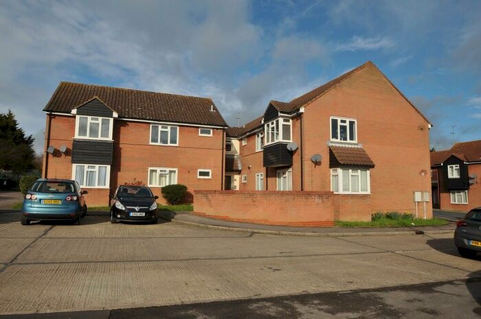 2 Bedroom Flat To Rent In Bardfield Way, Rayleigh, Essex, SS6