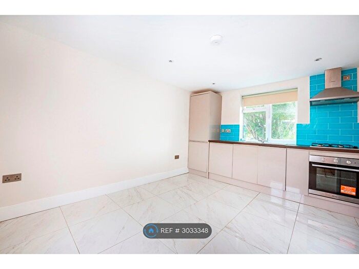 3 Bedroom Flat To Rent In Saxon Drive, London, W3