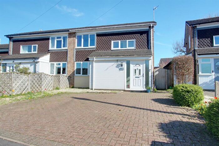 3 Bedroom Semi Detached House For Sale In Yardley Avenue, Pitstone, LU7