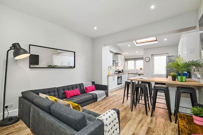 6 Bedroom House To Rent In Hartley Grove, Leeds, LS6